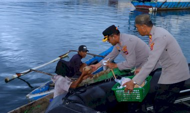 Kapolres-Sikka-Bersama-Satpolair-dan-Ditpolairud-Polda-NTT-Bagikan-Takjil-kepada-Masyarakat-dan-Nelayan-di-Tengah-Laut