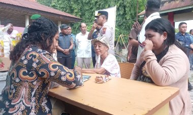 Kapolres-Sikka-Tinjau-Pasar-Murah-Ramadhan,-Warga-Antusias-Borong-Sembako-Murah