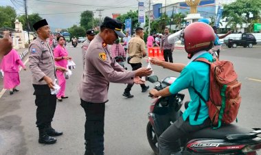 Peduli-Sesama-di-Bulan-Ramadan,-Kapolsek-Nelle-dan-Bhayangkari-Bagikan-Takjil-kepada-Masyarakat
