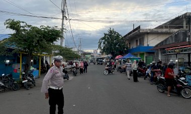 Agar-Nyaman-dan-Lancar,-Sat-Lantas-Polres-Sikka-Tertibkan-Lalu-Lintas-di-Pasar-Takjil