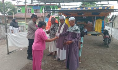 Kapolsek-Waigete-Polres-Sikka-Gandeng-Bhayangkari-bagi-Makanan-Buka-Puasa-(-Takjil-)Kepada-warga