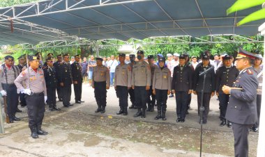 Kapolres-Sikka-Pimpin-Upacara-Pelepasan-Jenazah-Aiptu-Komang-Astina-dengan-Penuh-Khidmat