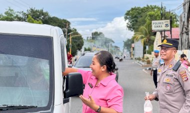 Bagops-Polres-Sikka-dan-Bhayangkari-Bagikan-Takjil-Gratis-untuk-Masyarakat