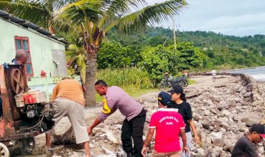 PERSONIL-POS-POL-PALUE-POLSEK-NELLE-POLRES-SIKKA-LAKSANAKAN-KEGIATAN-KERJA-BAKTI-PENGAMAN-ABRASI