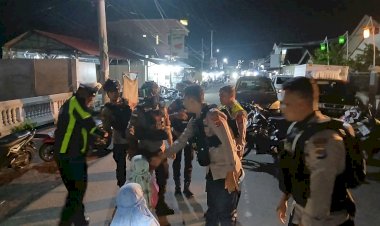 PATROLI-PERINTIS-PRESISI-SAMAPTA-POLRES-SIKKA-AMANKAN-IBADAH-TARAWIH,-WARGA-APRESIASI-POLRI