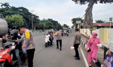 Polres-Sikka-Berbagi-Takjil-di-Bulan-Ramadan,-Wujud-Kepedulian-dan-Kedekatan-dengan-Masyarakat