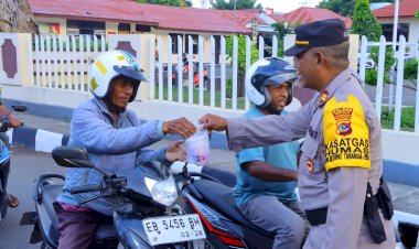 Polres-Sikka-Berbagi-Berkah-Ramadan-:-Bagikan-Takjil-Untuk-Masyarakat