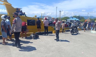 Polres-Sikka-Amankan-Proses-Kedatangan-KM.-Super-Jet-8-di-Pelabuhan-L.-Say-Maumere-dalam-Rangka-Operasi-Ketupat-Turangga-2025