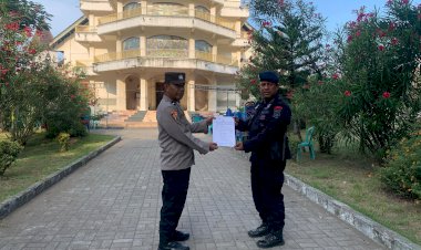 Tim-Jihandak-Sat-Brimobda-Polda-NTT-Laksanakan-Sterilisasi-Gereja-Santo-Thomas-Morus-Maumere-Jelang-Misa-Kamis-Putih