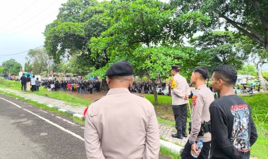 Tertib-dan-Kondusif,-Pengamanan-Jalan-Salib-Paroki-Katedral-St.-Yoseph-Dipimpin-Langsung-Kapolres-Sikka