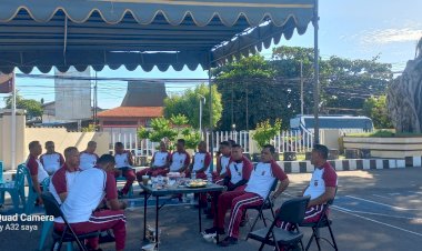 Jaga-Kebugaran-dan-Kekompakan,-Kapolres-Sikka-Pimpin-Langsung-Olahraga-Bersama-Personel-dan-Bhayangkari