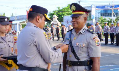 Upacara-Sertijab-Kasat-Lantas-dan-Kapolsek-Nita,-Kapolres-Tegaskan-Komitmen-Profesionalisme-dan-Inovasi