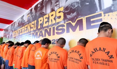 POLDA-RIAU-KONFERENSI-PERS-PENGUNGKAPAN-KASUS-PREMANISME/KEJAHATAN-JALANAN-HASIL-OPERASI-PEKAT-LANCANG-KUNING-2025