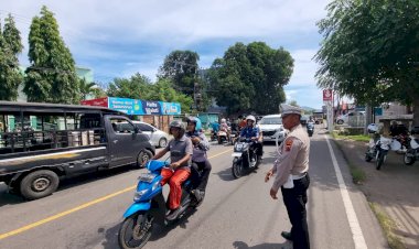 Kasat-Lantas-Polres-Sikka-Pimpin-Patroli-Dan-Pengaturan-Arus-Lalin-Kegiatan-Sholat-Jumad
