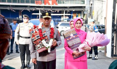 Tradisi-Adat-dan-Kehormatan-Iringi-Kedatangan-Kapolda-NTT-yang-Baru-di-Mapolda-NTT