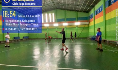 Kapolres-Sikka-Dan-Waka-Polres-Sikka-Gelar-Olahraga-Bulutangkis-Bersama-Komunitas-Bulutangkis-Sikka