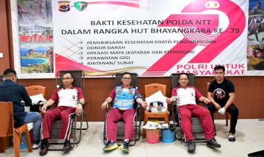 Kapolda-NTT-Donorkan-Darah-Dalam-Bakti-Kesehatan-HUT-Bhayangkara-ke-79-di-Mapolda-NTT