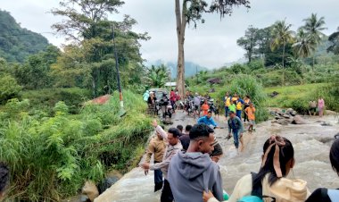 KESIGAPAN-PERSONIL-POLSEK-PAGA-POLRES-SIKKA-MENGEVAKUASI-WARGA-MENYEMBARANGI-ARUS-BANJIR-DI-KALI-LOWOREGI