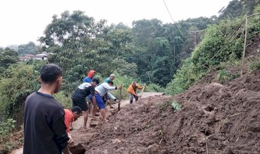 KESIGAPAN-PERSONIL-POLSEK-PAGA,-CAMAT-TANAWAWO-DAN-WARGA-MENANGANI--BENCANA-LONGSOR-DAN-POHON-TUMBANG-DI-KEC.TANAWAWO