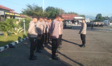 Tegakkan-Disiplin-Seragam,-Polres-Sikka-Gelar-Pemeriksaan-Atribut-Lambang-Merah-Putih-di-Pakaian-Dinas