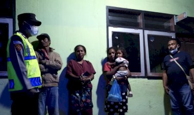 Polsek-Waigete-Lakukan-Monitoring-Dampak-Erupsi-Gunung-Lewotobi,-Pengungsi-Mulai-Berdatangan-ke-Sikka