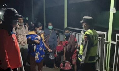 Malam-Tanggap-Darurat:-Evakuasi-Ibu-Menyusui-dan-Anak-anak-dari-Desa-Kringa-akibat-Erupsi-Gunung-Lewotobi