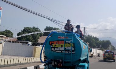 GERAK-CEPAT-UNIT-TURJAWALI-SAT-SAMAPTA-POLRES-SIKKA-MENANGGAPI-DAMPAK-DEBU-ABU-VULKANIK-PASCA-LETUSAN-/ERUPSI-GUNUNG-LEWOTOBI-LAKI-LAKI