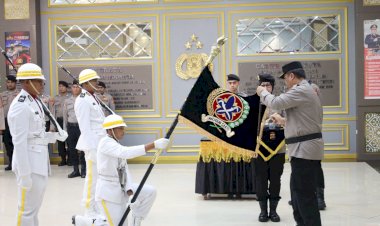 Kapolda-Aceh-Inspektur-Upacara-Pemuliaan-Nilai-Nilai-Tribrata-Pataka-Polda-Aceh,-Dalam-Rangka-Hari-Bhayangkara-ke-79