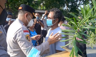 Kapolres-Sikka-Terjun-Langsung-Ke-Perbatasan-Sikka-Larantuka,-Pantau-Warga--Terdampak-Erupsi-Gunung-Lewotobi-Laki-Laki