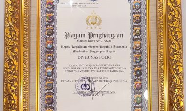 Kapolri-Berikan-Penghargaan-Pembangunan-Zona-Integritas-WBK-Kepada-Divisi-Humas-Polri