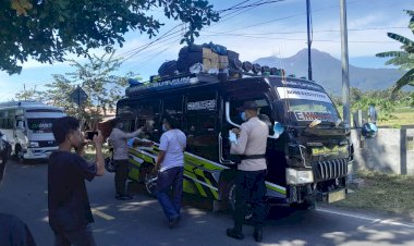 Peduli-Keselamatan-Warga,-Polsek-Waigete-Polres-Sikka-Bagikan-Masker-Akibat-Erupsi-Gunung-Lewotobi-Laki-laki