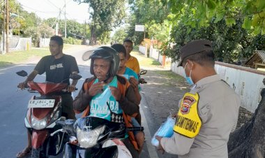 Jajaran-Polres-Sikka-Membagi-Masker-Kepada-Warga-Akibat--Debu-Vulkanik-Pasca-Erupsi--Gunung-Lewotobi-Laki-laki.