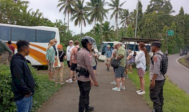 POLRI-UNTUK-MASYARAKAT:-POLSEK-KEWAPANTE-POLRES-SIKKA-LAKSANAKAN-KEGIATAN-PENGAMANAN-KUNJUNGAN-WISATAWAN-MANCA-NEGARA-DI-LOKASI-SANGGAR-BUDAYA-BLIRANSINA-WATUBLAPI.