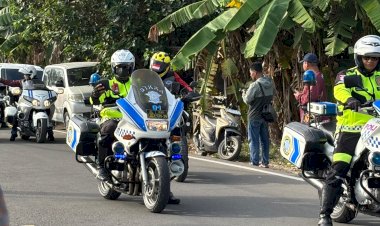 60-Moge-Jelajahi-Maumere,-Satlantas-Polres-Sikka-Kawal-Touring-IMBI-Bersama-Irjen-Pol-(Purn)-Yudawan-Roswinarsso