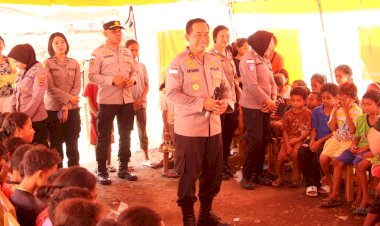 Kapolda-NTT-Kunjungi-Anak-anak-Pengungsi-Lewotobi,-Beri-Bingkisan-dan-Dukungan-Trauma-Healing