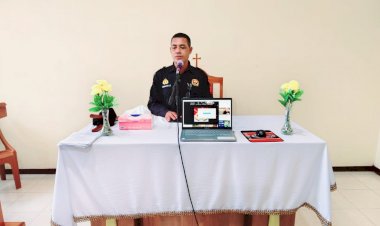 Keluarga-Besar-Oikumene-Polres-Sikka-Menyerahkan-Bantuan-Duka-kepada-Keluarga-Anggota-Polres-Sikka-Yang-Mengalami-Kedukaan