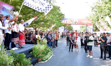 Kapolda-NTT-Lepas-Karnaval-Budaya-Bhayangkara-di-Kupang-Exotic-Festival-2025