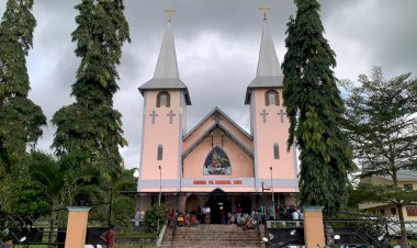 Polri-Untuk-Masyarakat-:Personel-Polres-Sikka-Dan-Polsek-Jajaran-Laksanakan-Pengamanan-Misa-di-Sejumlah-Gereja-Wilayah-Hukum-Polres-Sikka.