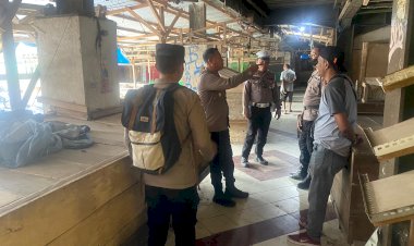 Polri-Untuk-Masyarakat-:-Personel-Polres-Sikka-Diterjunkan-Untuk-Pengamanan-Pasca-Insiden-di-Pasar-Tingkat-Maumere.