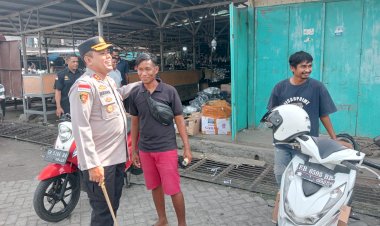 Kapolres-Sikka-Tinjau-Langsung-Aktivitas-Pasar-Maumere,-Pastikan-Keamanan-dan-Stabilitas-Ekonomi