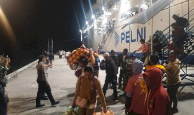 Personel-Gabungan-Amankan-Kedatangan-dan-Keberangkatan-KM-Bukit-Siguntang-di-Pelabuhan-Lorens-Say-Maumere
