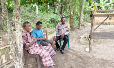 Polri-Untuk-Masyarakat-:-Bhabinkamtibmas-Polsek-Lela-Polres-Sikka-Laksanakan-Patroli-Dialogis-Dan-Sambang-Ke-Rumah-Warga