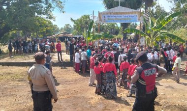 POLRI-UNTUK-MASYARAKAT-:-PERSONIL-POLRES-SIKKA--LAKSANAKAN-PENGAMANAN-MISA-SYUKURAN-PENTABISAN-IMAM--RD.ADRIANUS-NONG-RONY