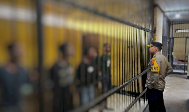 AKBP-Bambang-Supeno-Turun-Langsung:-Cek-Keamanan-dan-Kesehatan-Tahanan-Polres-Sikka