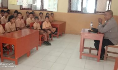Polsek-Nita-Edukasi-Bahaya-Judi-Online-dan-Narkotika-Bagi-Siswa-Baru-SMP-Satap-Bloro