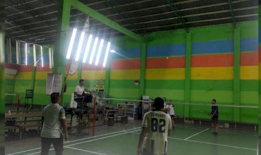 POLRI-UNTUK-MASYARAKAT-:-KAPOLRES-SIKKA-LAKSANAKAN-OLAHRAGA-BERSAMA-KOMUNITAS-BADMINTON-SIKKA