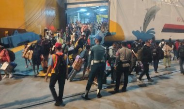 “Polres-Sikka-Amankan-Kedatangan-576-Penumpang-KM-Dharma-Rucitra-VII-di-Pelabuhan-L-Say”