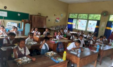 Polri-Untuk-Masyarakat-:-Personil-Sat-Intelkam-Polres-Sikka-Monitoring-Kegiatan-Penyaluran-Program-Makan-Bergizi-Gratis-(MBG)-Di-wilayah-Kab.-Sikka