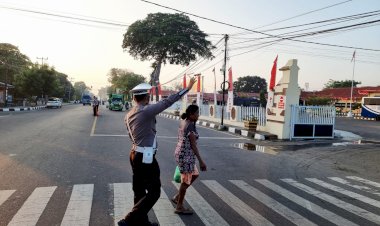 Polri-Untuk-Masyarakat-:-Satuan-Lalu-Lintas-Polres-Sikka-Laksanakan-Kegiatan-Pengaturan-Lalu-Lintas-(Strong-Point)