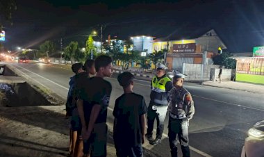 Polri-Untuk-Masyarakat-:-Satuan-Lalulintas-Polres-Sikka-Laksanakan-Kegiatan-Patroli-Lampu-Biru-di-Wilayah-Hukum-Polres-Sikka